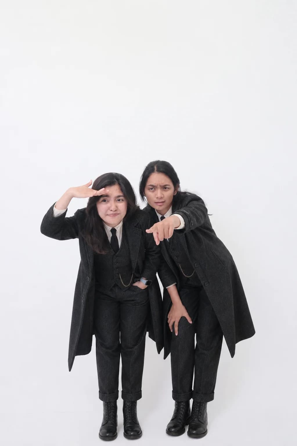 Foto AI duo dengan setelan hitam di studio putih