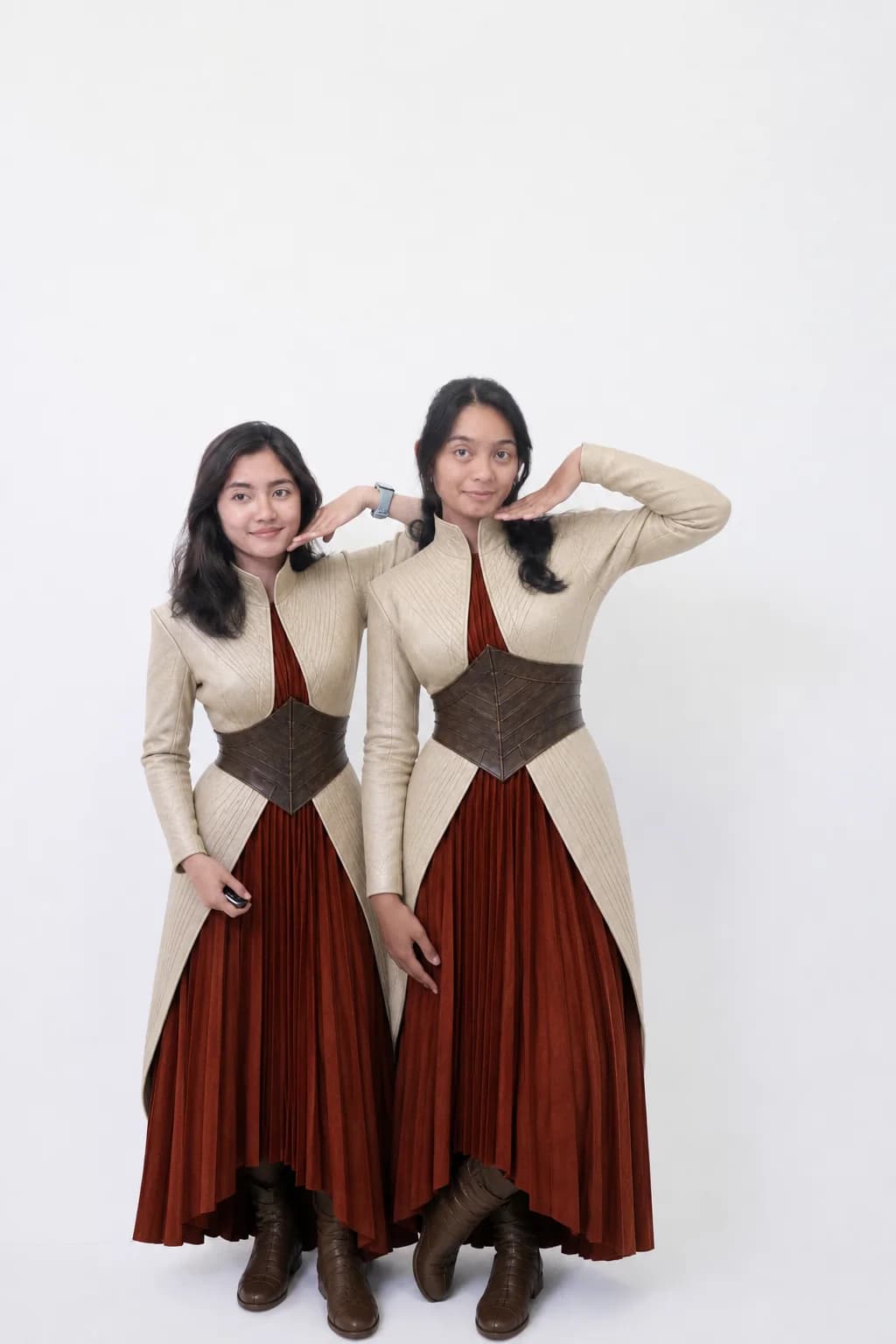 Foto AI duo dengan kostum fantasi di studio putih