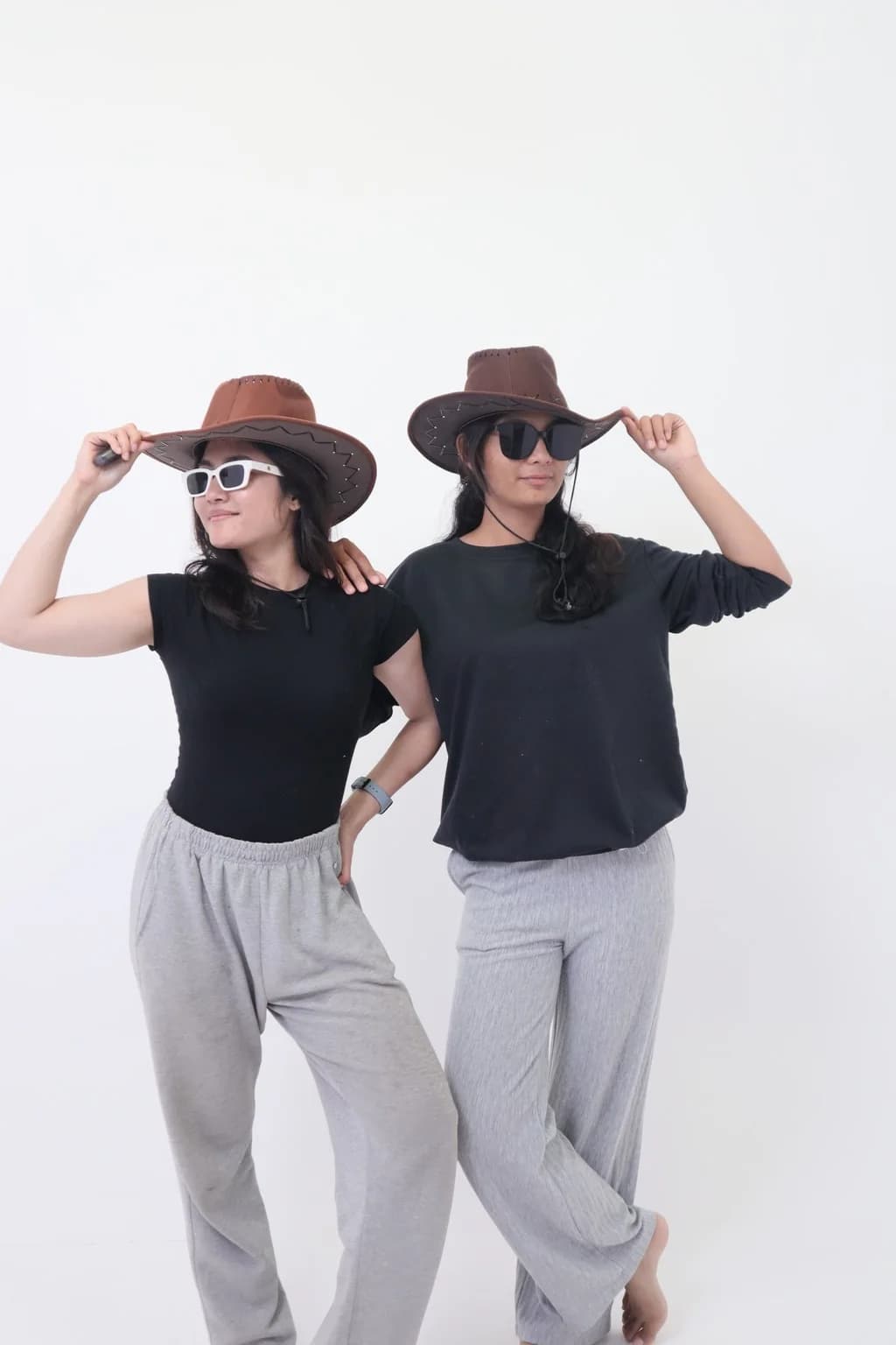Foto couple dengan topi koboi di studio putih