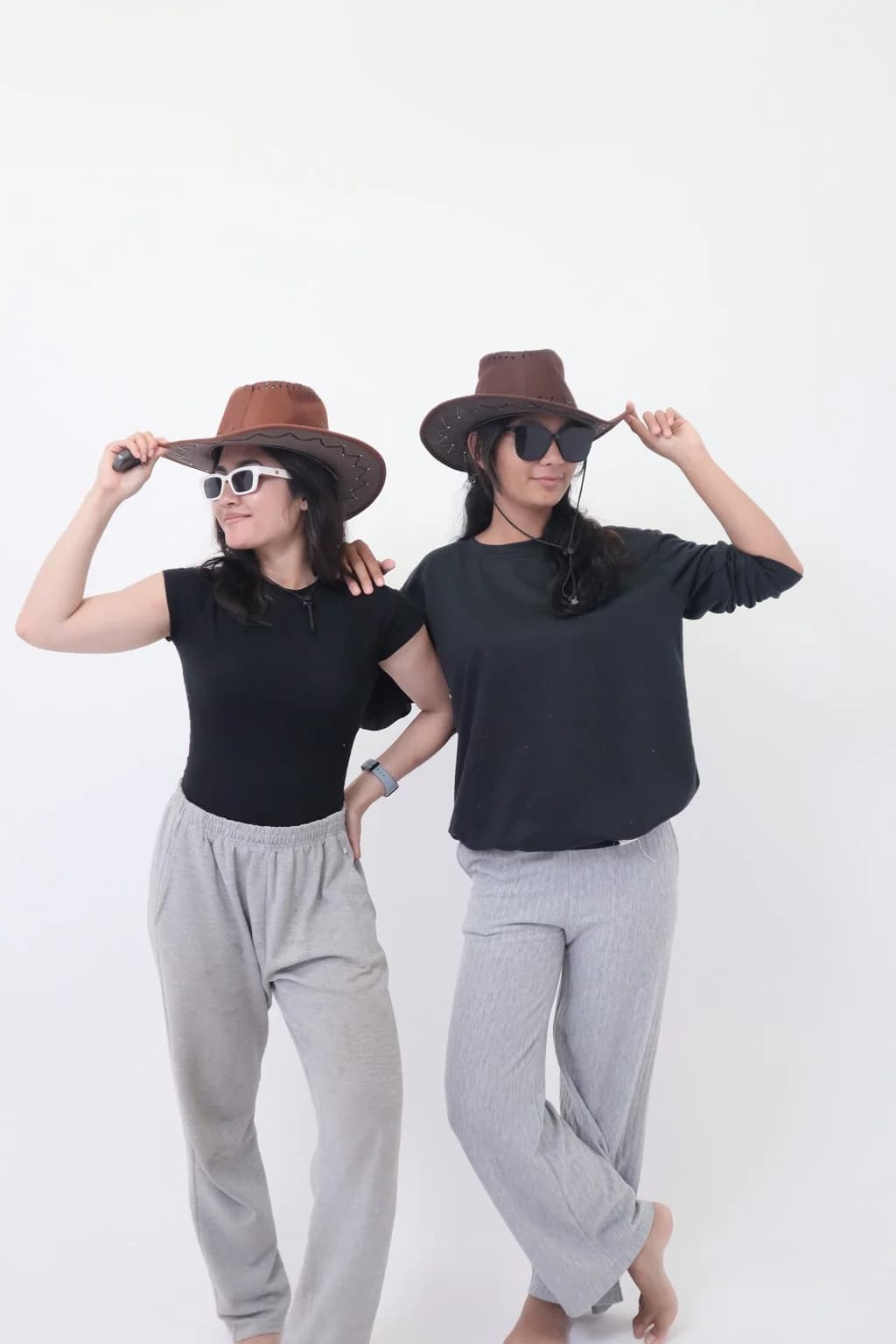 Foto couple bergaya santai dengan topi koboi