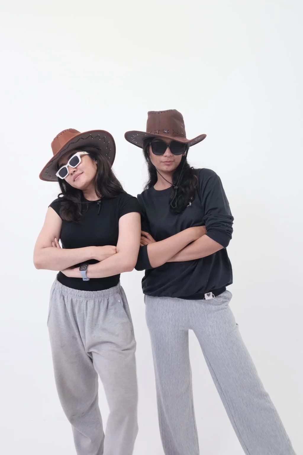 Foto couple berpose kompak dengan topi koboi