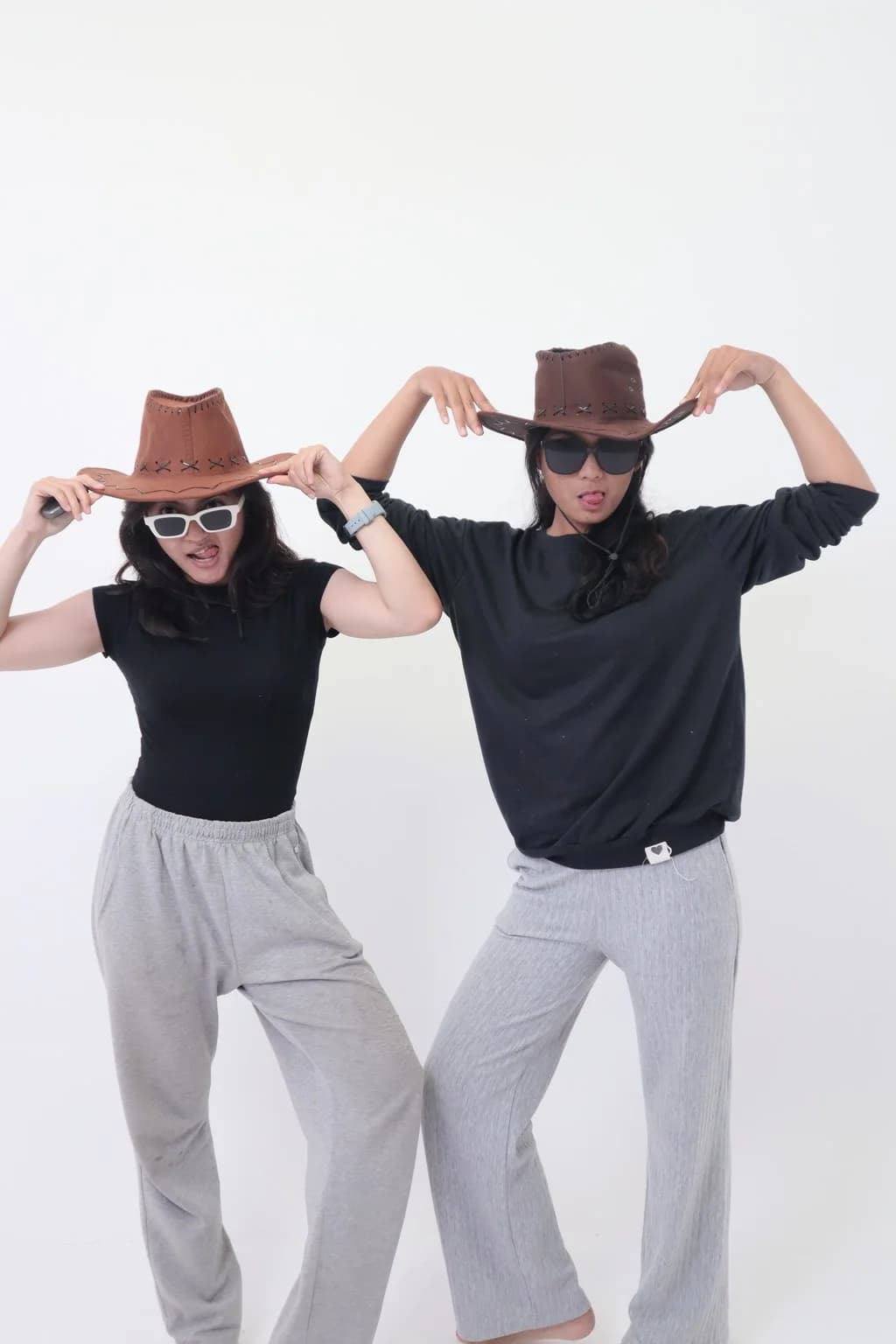 Foto couple dengan pose ekspresif dan topi koboi