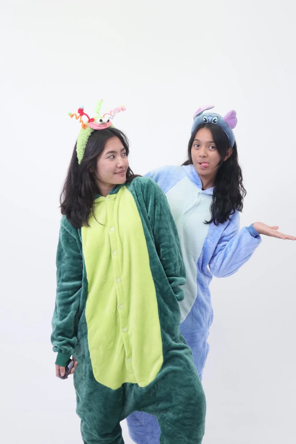 Foto couple dengan kostum karakter yang playful