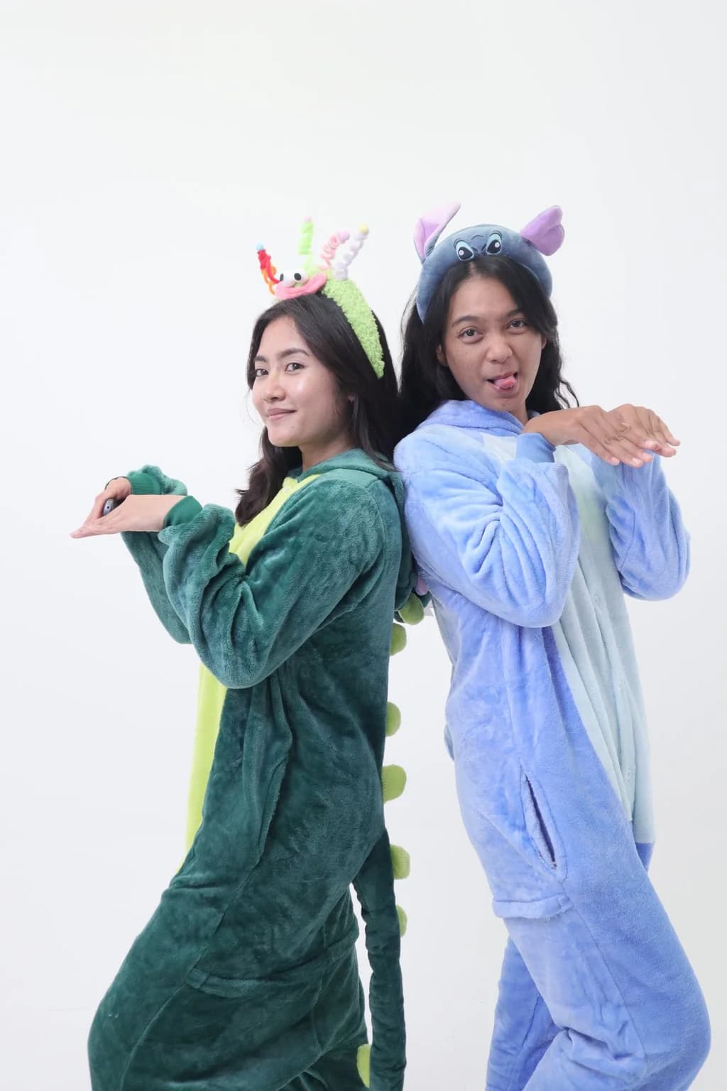 Foto couple berkostum karakter dengan pose kompak