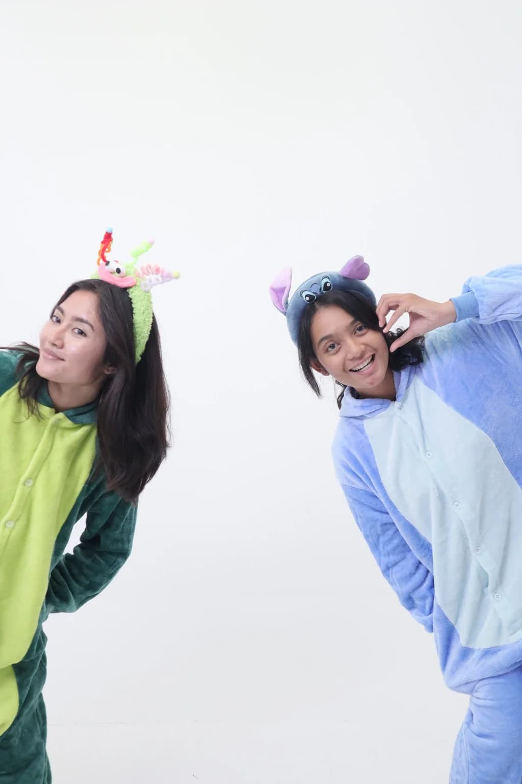 Foto couple berkostum karakter mengintip dari sisi frame