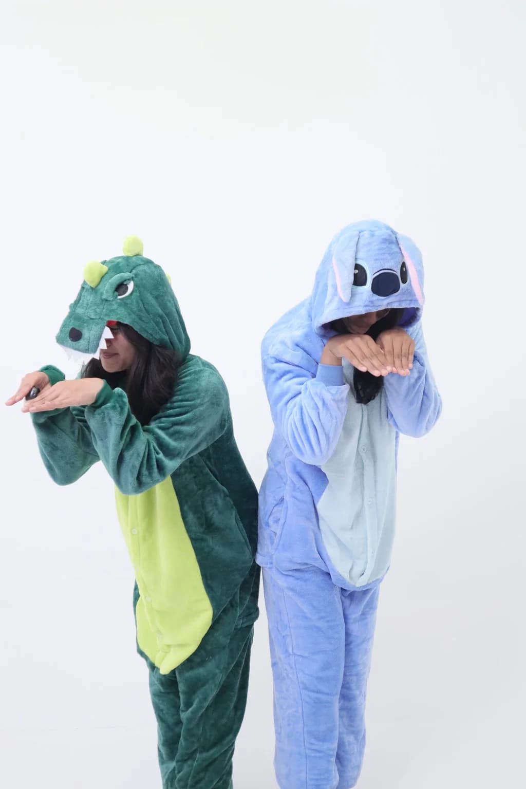 Foto couple dengan hoodie kostum karakter