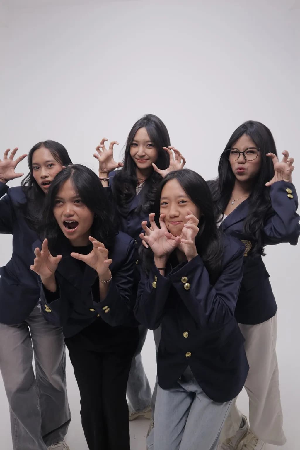 Foto studio grup dengan seragam gelap, variasi 1