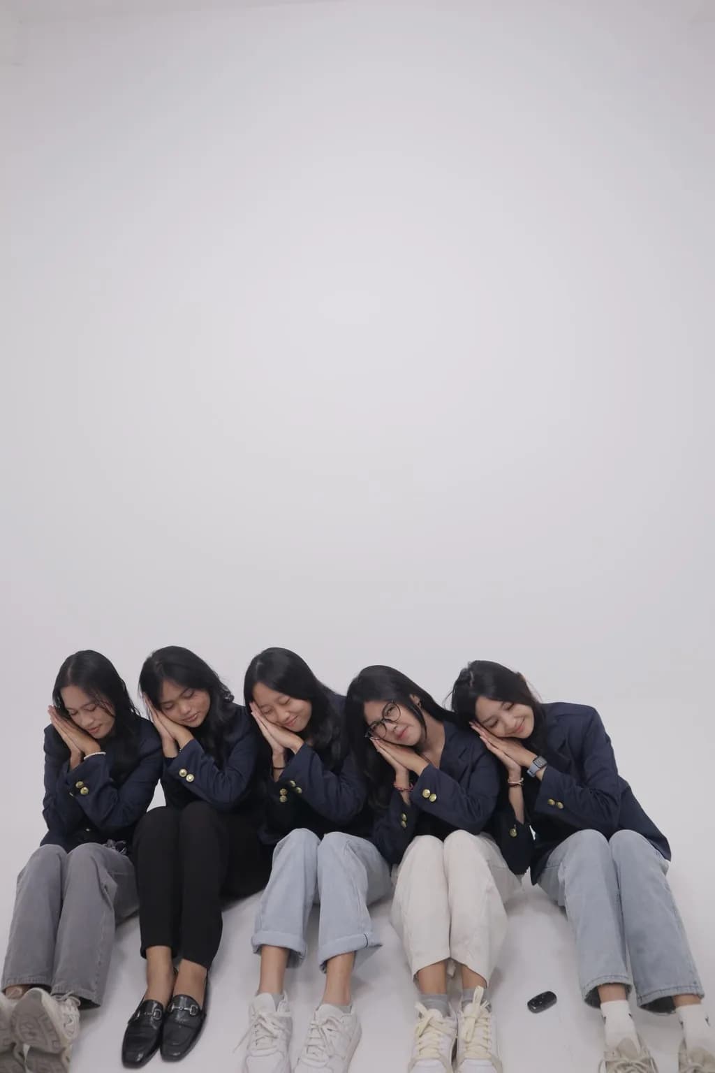Foto studio grup dengan seragam gelap, variasi 2