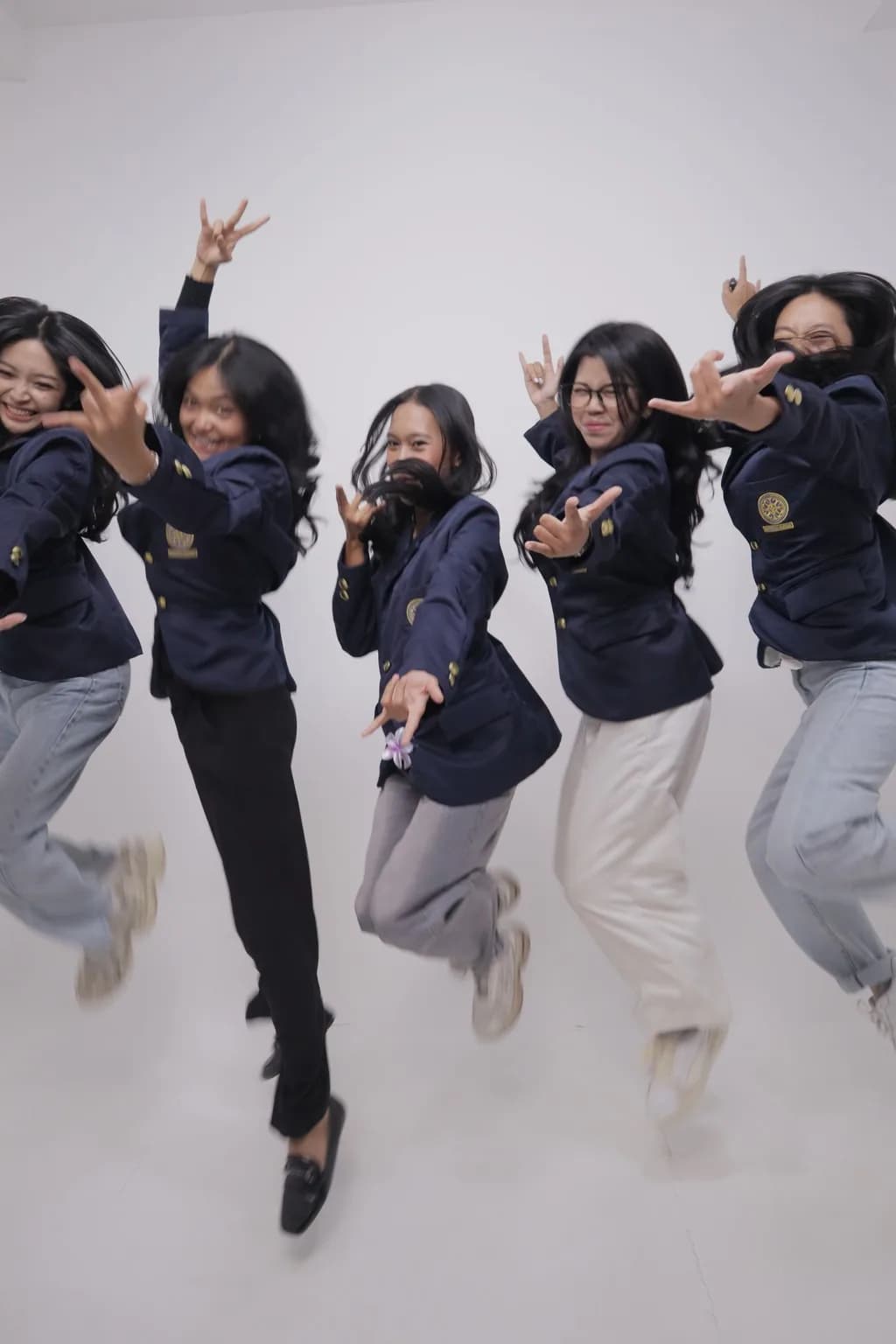 Foto studio grup dengan seragam gelap, variasi 3