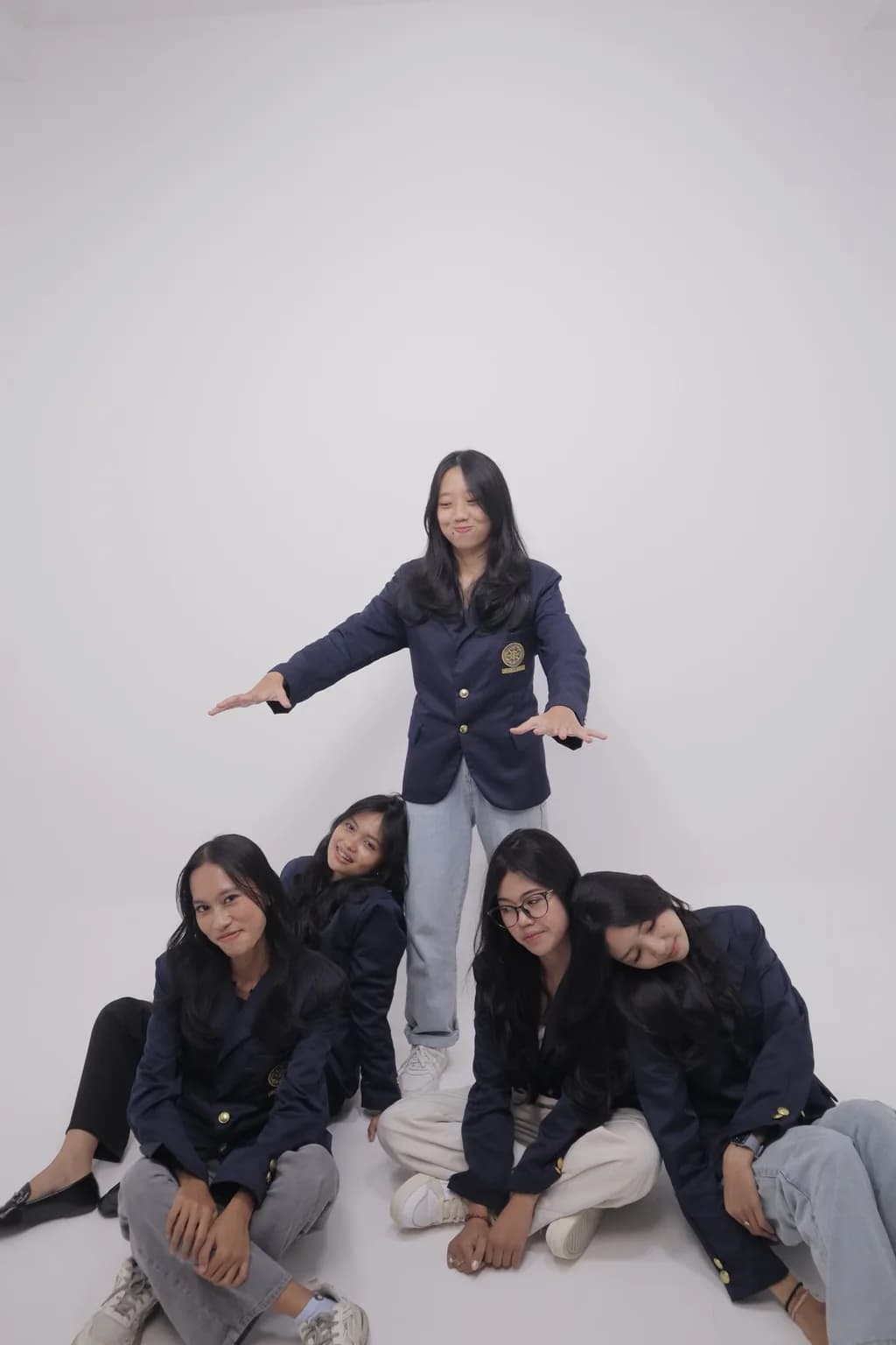 Foto studio grup dengan seragam gelap, variasi 4