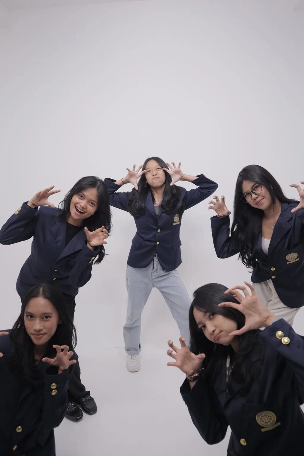 Foto studio grup dengan seragam gelap, variasi 5