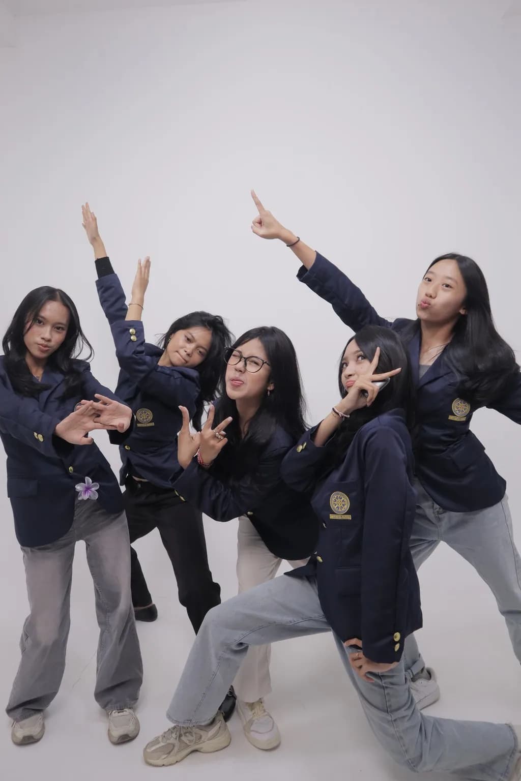 Foto studio grup dengan seragam gelap, variasi 6