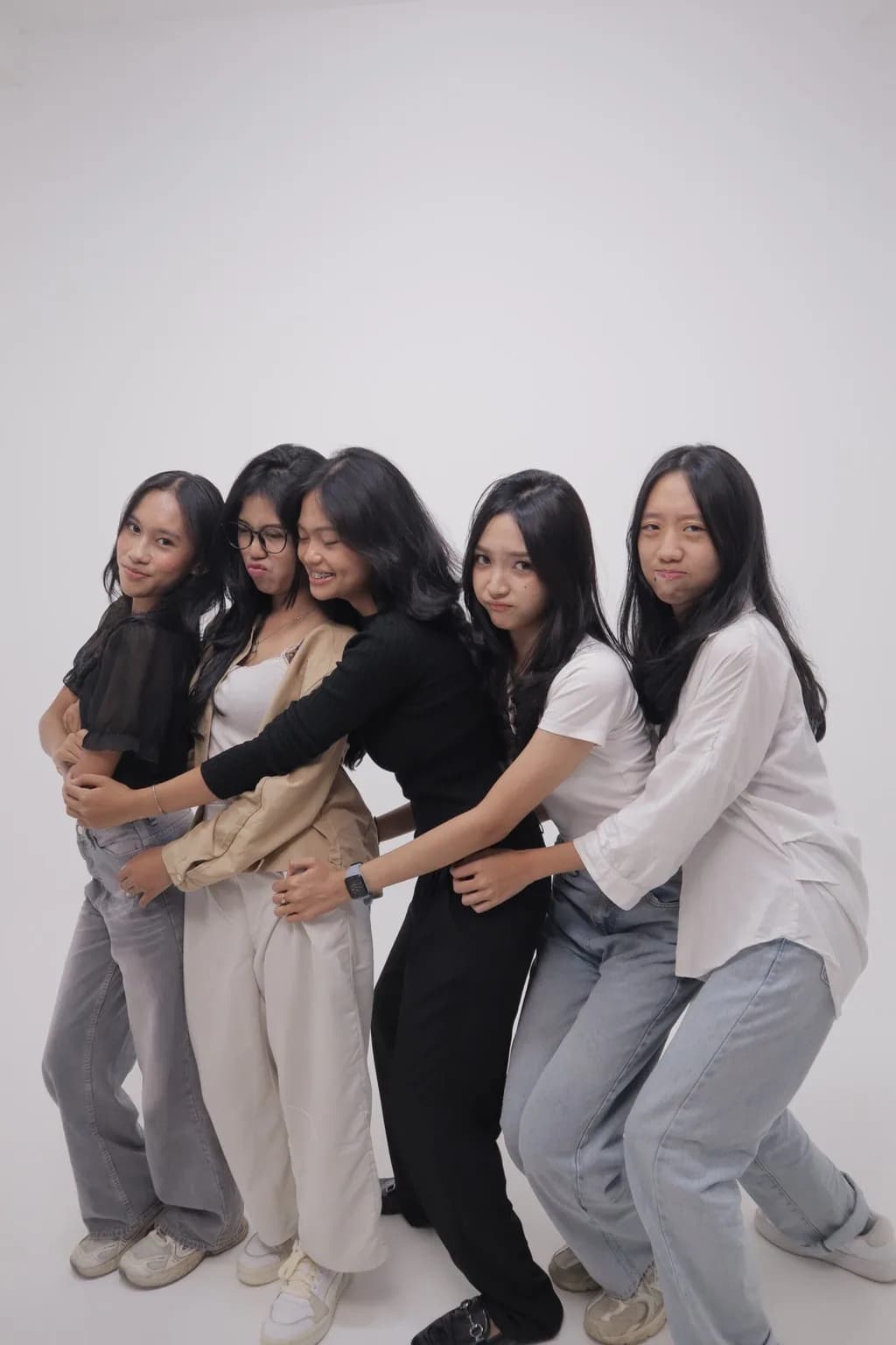 Foto studio grup dengan busana kasual, variasi 1