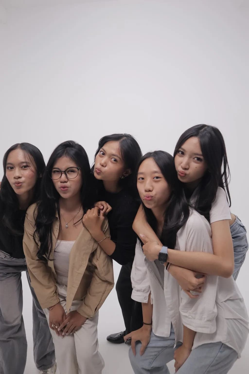 Foto studio grup dengan busana kasual, variasi 2
