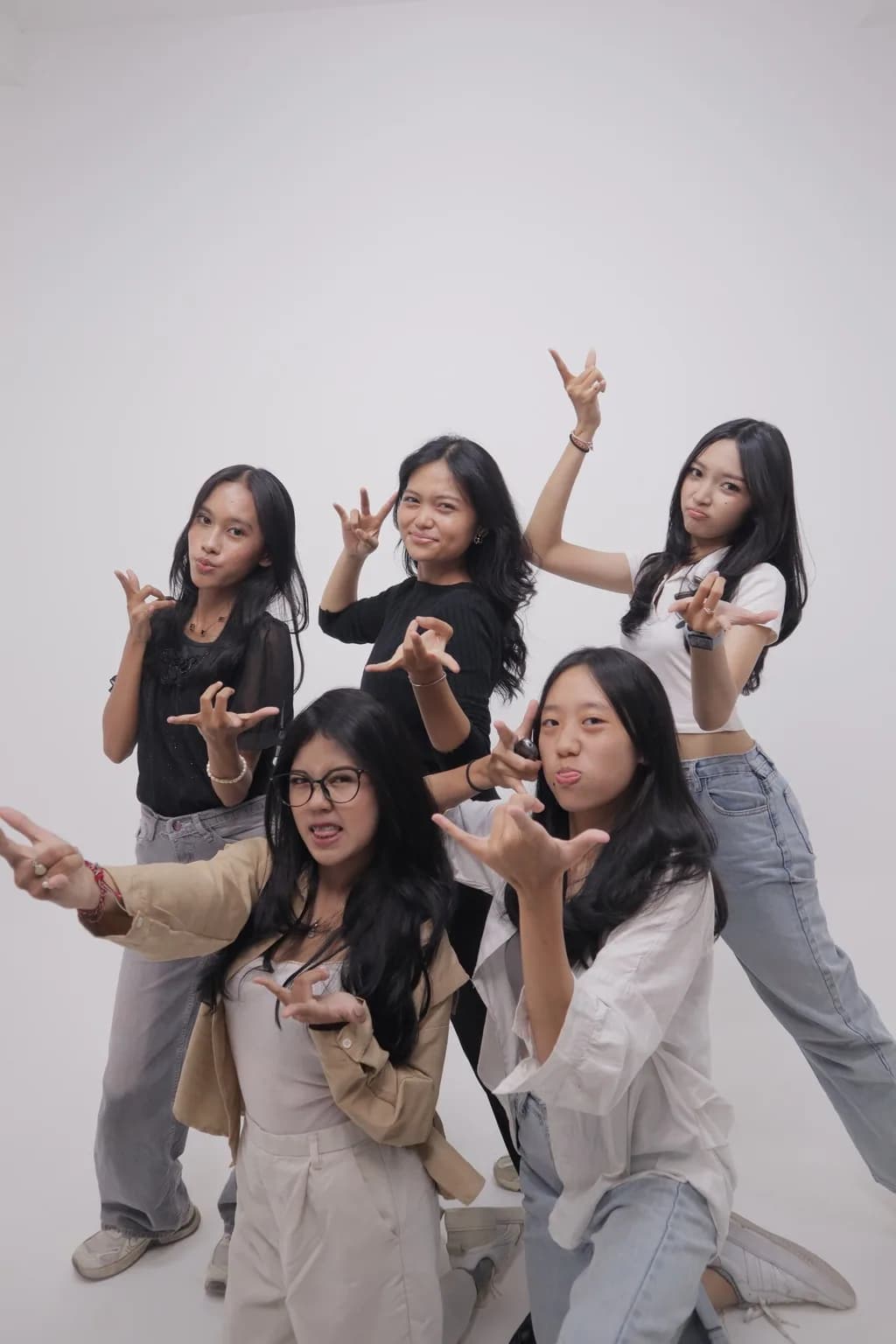 Foto studio grup dengan busana kasual, variasi 3