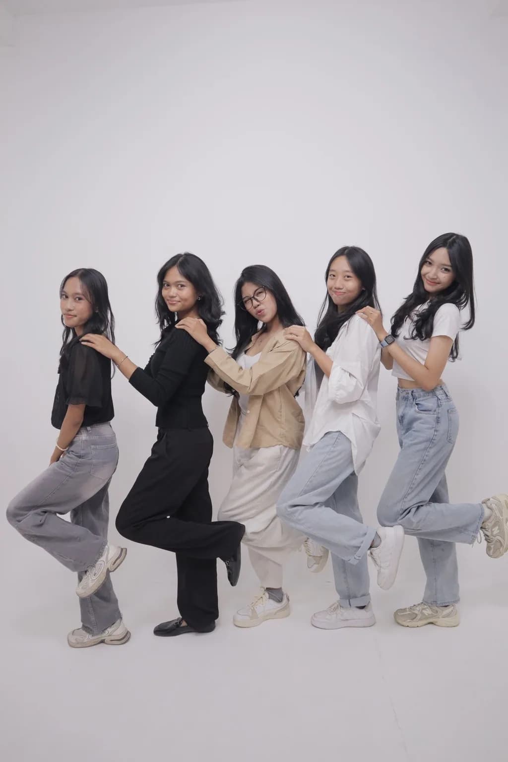 Foto studio grup dengan busana kasual, variasi 5