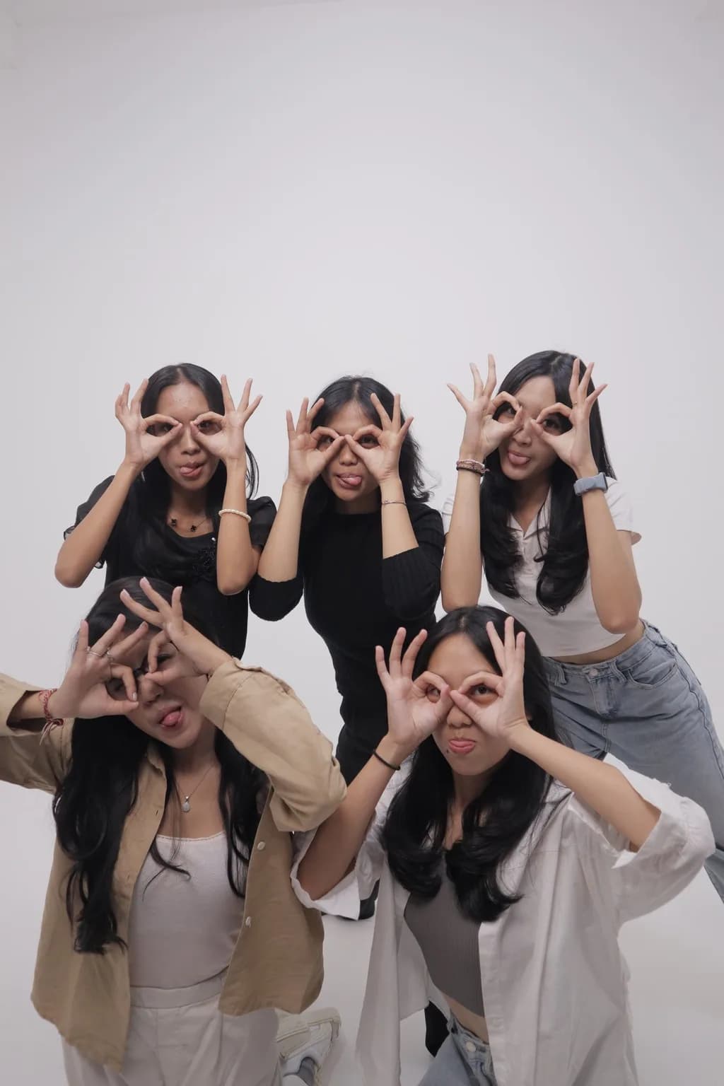Foto studio grup dengan busana kasual, variasi 6