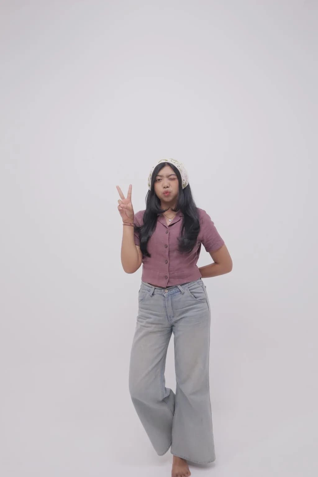 Potret studio solo dengan busana kasual, variasi 5