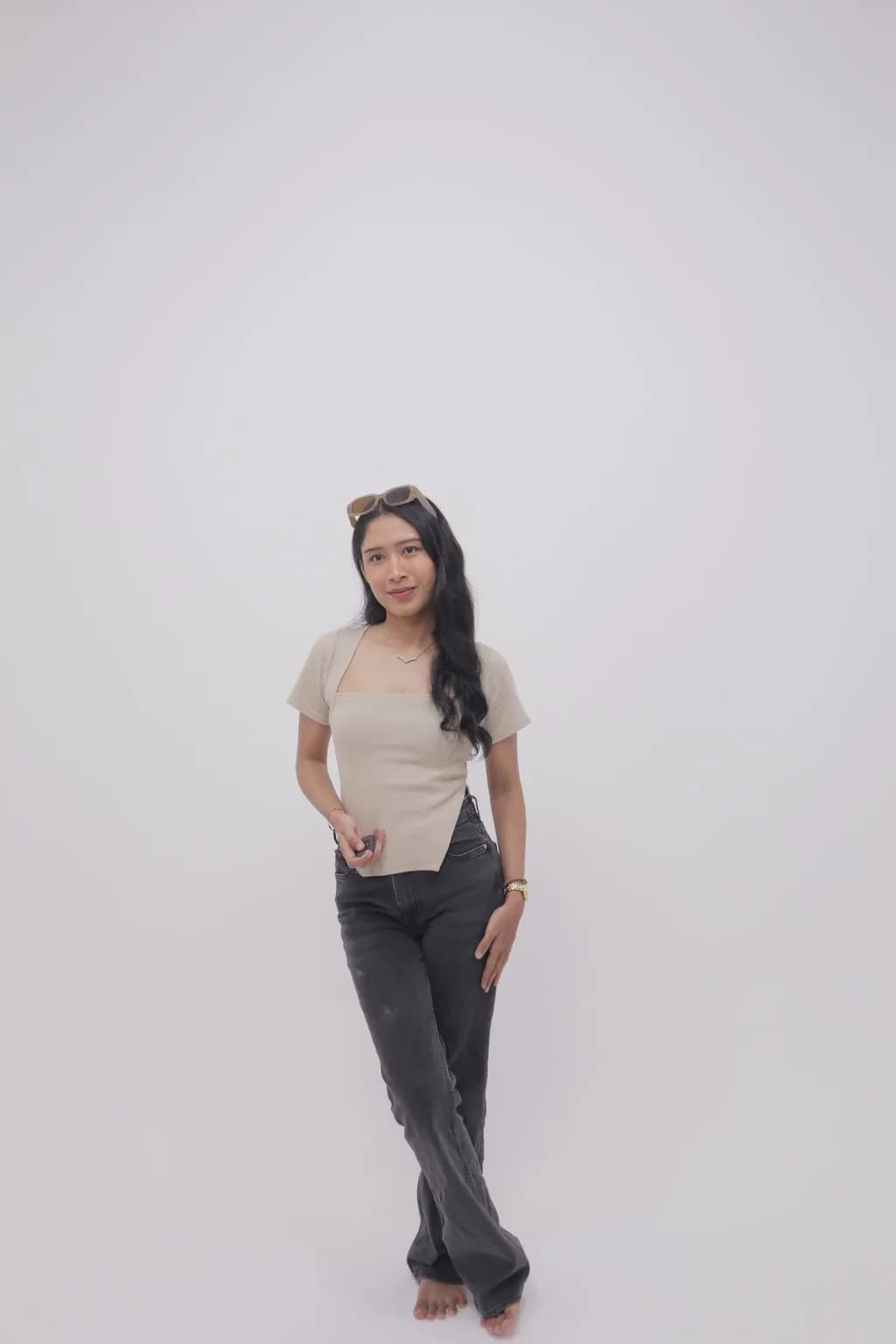 Potret studio solo dengan latar putih, variasi 6