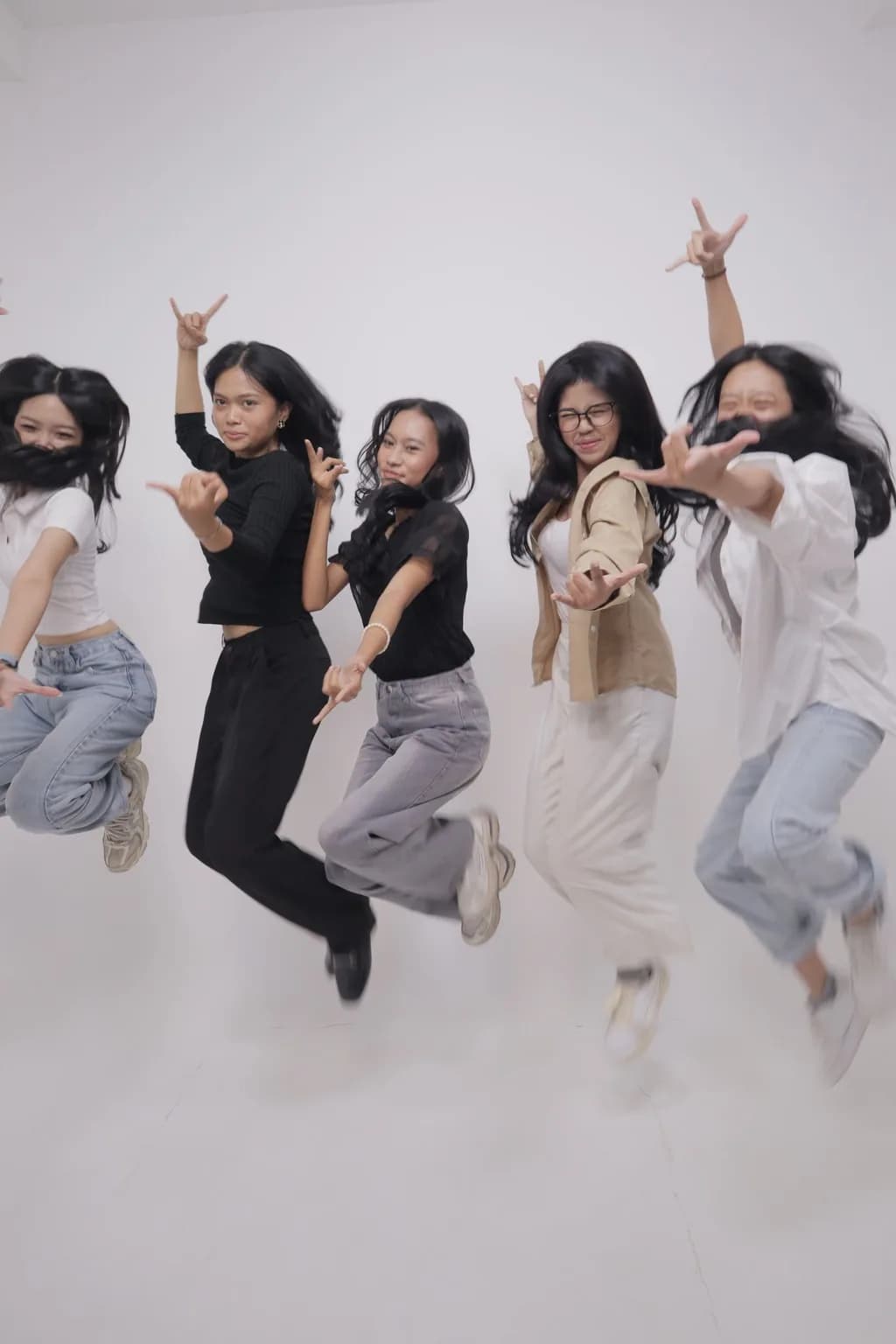 Foto studio grup dengan pose ekspresif
