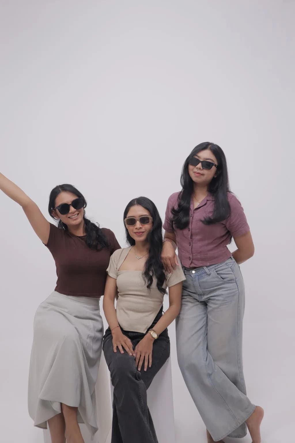 Sesi foto grup dengan latar putih UMA Studio