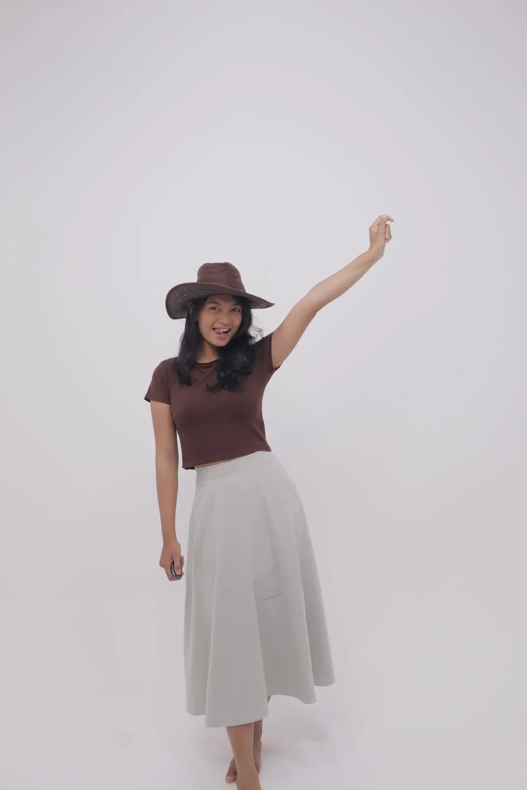 Potret studio solo dengan topi koboi